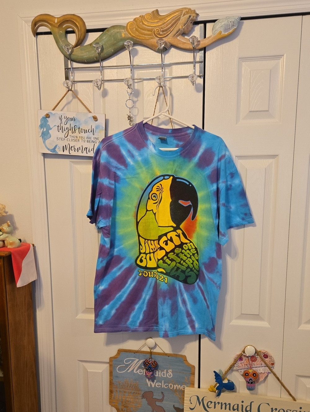 Gildan Tie-Dye Parrot Jimmy BUFFET CONCERTGraphic Tee Blue/Purple/Yellow/Green